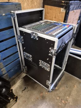 Flightcase met mengpaneel (copy Yamaha) en draadloze microfoons ( copy Shure) en DAP USB CD speler