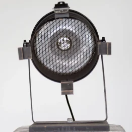 Par64-long,-black,-floor,-raylight_W3R8099