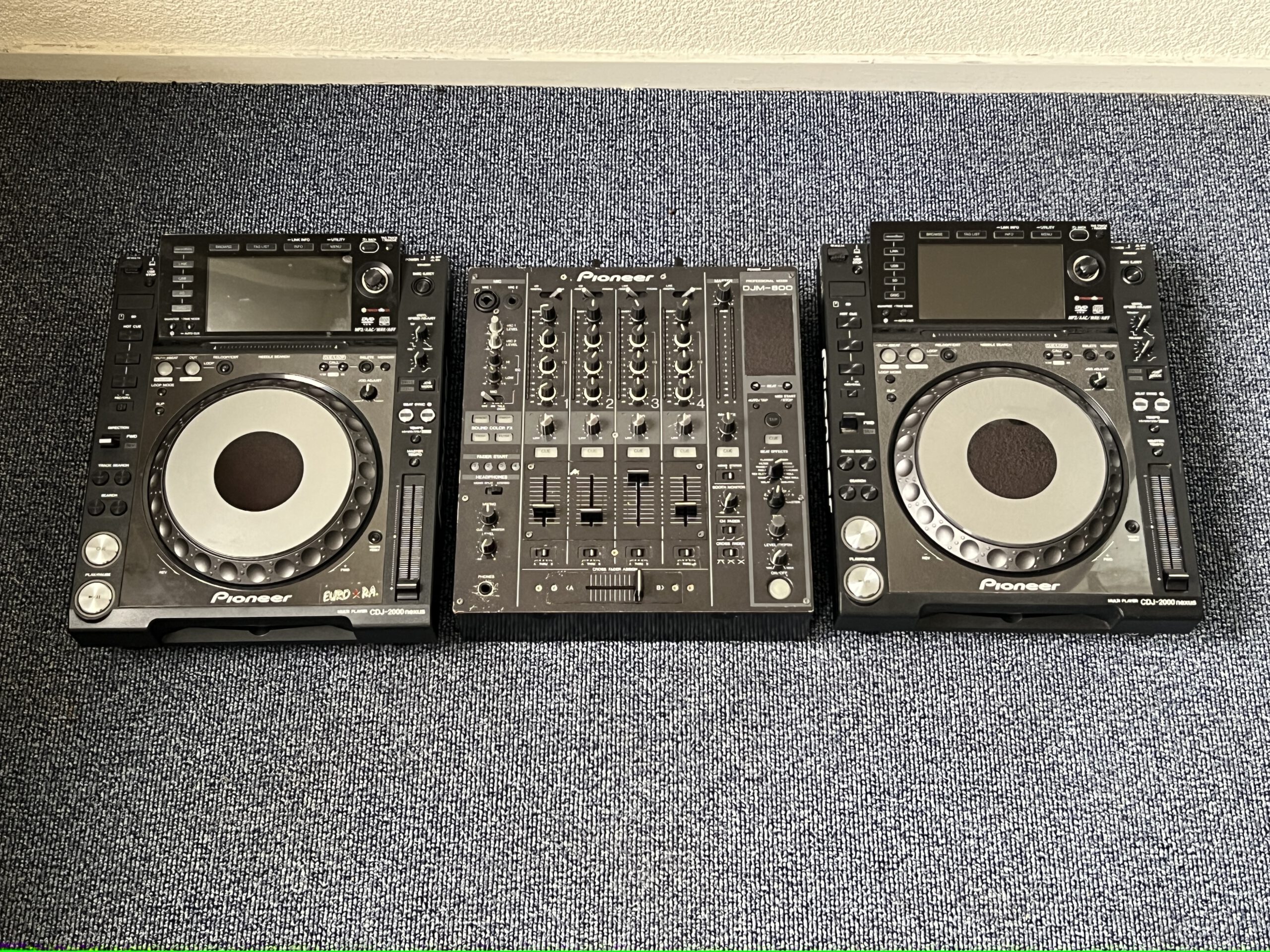 Pioneer set: 1x DJM 800 en 2x CDJ 2000 Nexus