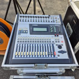 Yamaha 01v digital mixing console (digitaal audio mengtafel)