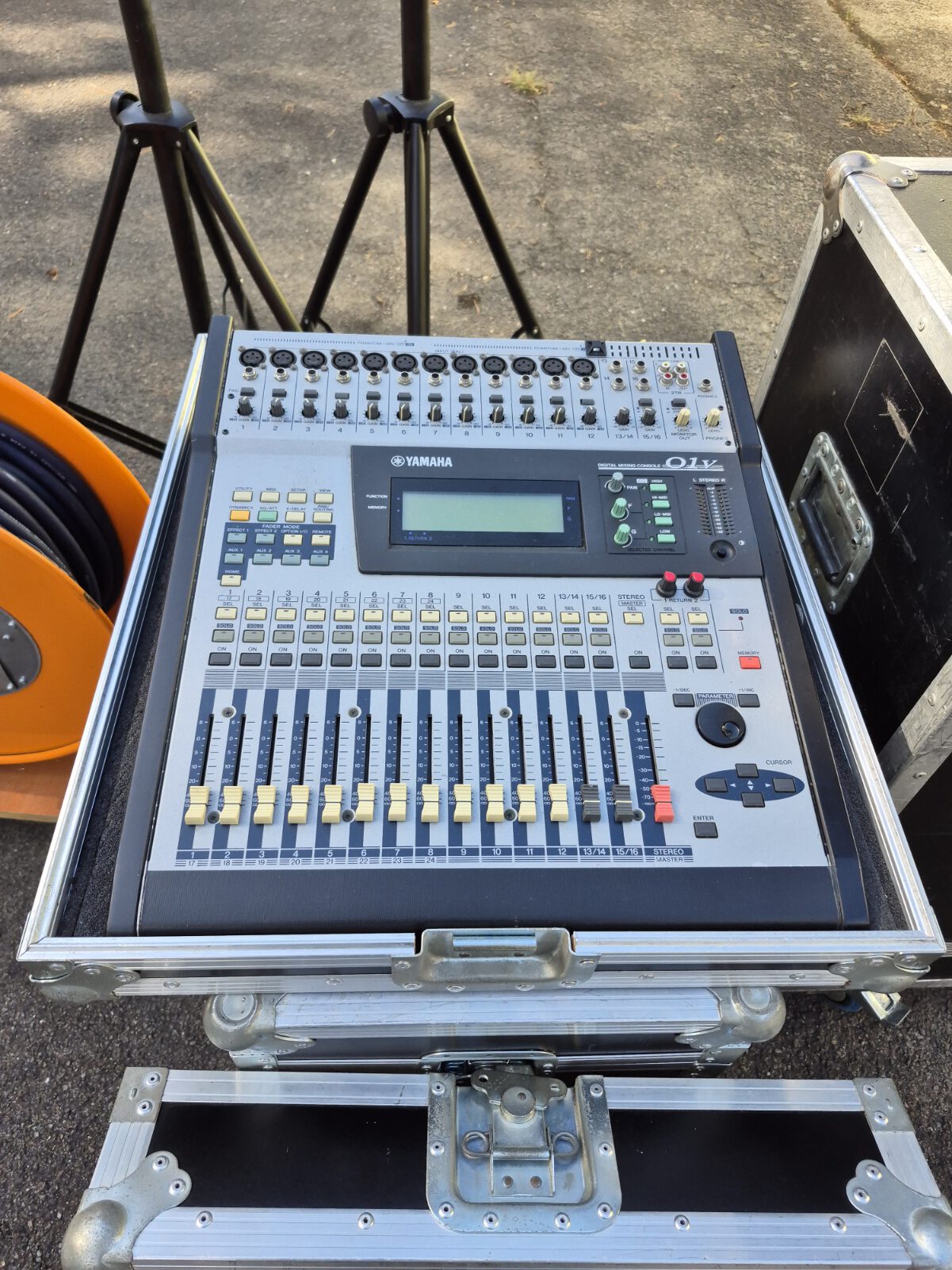 Yamaha 01v digital mixing console (digitaal audio mengtafel)