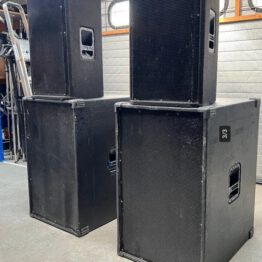 geluidset: Electro Voice speakers hoog en RCF speakers laag