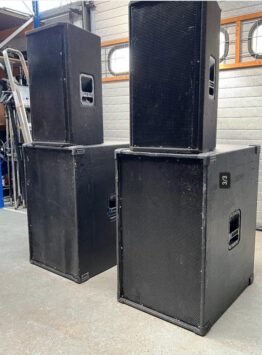geluidset: Electro Voice speakers hoog en RCF speakers laag